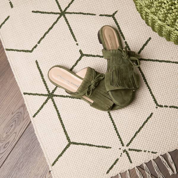 Detailaufnahme Designteppich in creme und grün mit Fransen von Heineking24